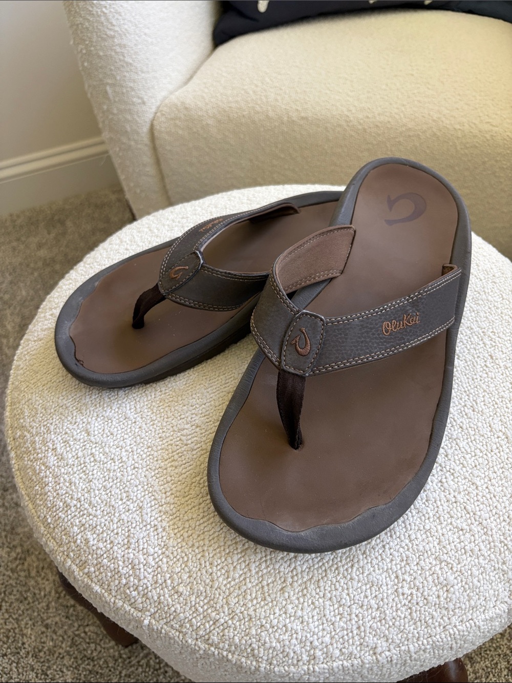 OluKai Men’s Brown Leather Thong Sandals